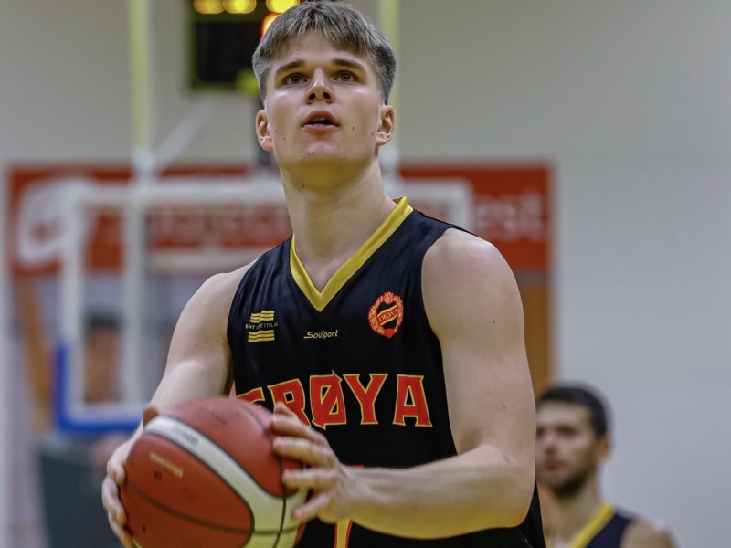 Jonas Kessler A male basketball player eyes the net looking to take a shot